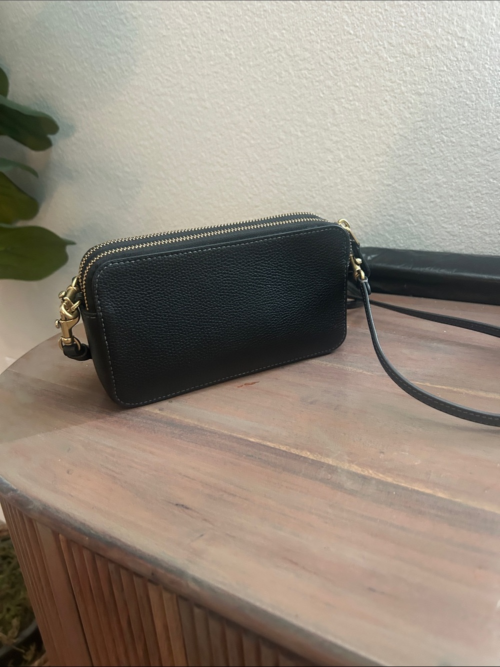 Coach Black Pebbled Leather Crossbody Camera Bag with Gold C Hardware - Picture 3 of 6